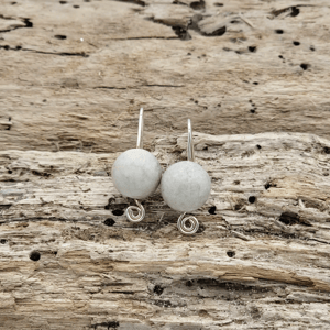 Ørekroge med howlite. – produktbillede