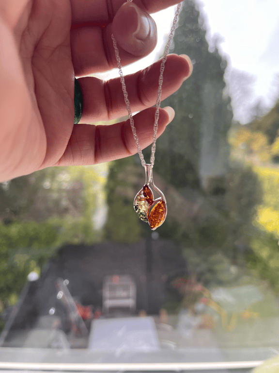 Nature Amber bladformet pendant flere farvet amber og sølv.(Der følger ikke kæde med) billede 2