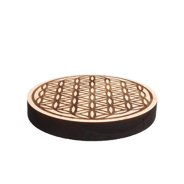 Rund træbrik med indgraveret geometrisk mønster i midten. (2)