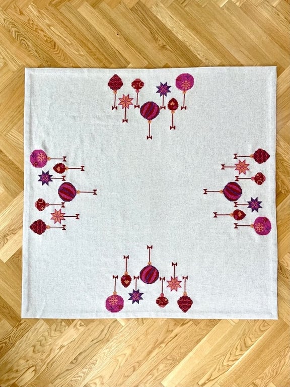 Rød jul med stil-Juletræstæppe 2028-2 Str. 140 x 140 cm.