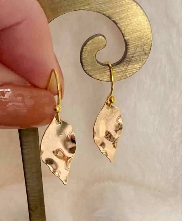 Øreringe med Let Bølgende Blade