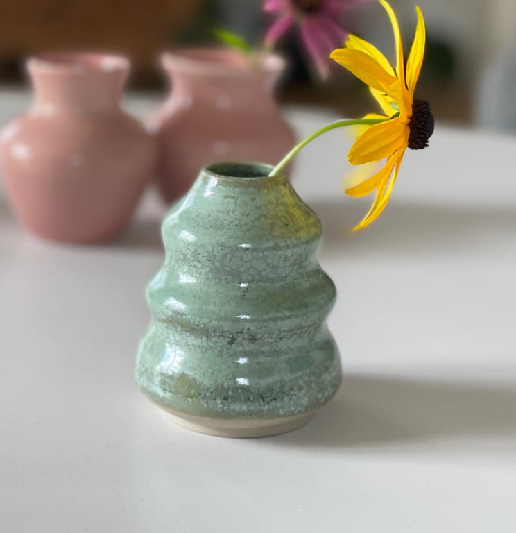 Lille buet vase, kobbergrøn