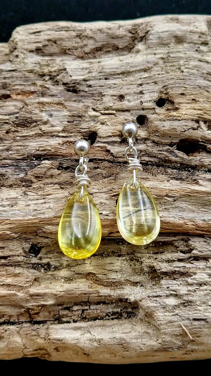 Gule glas dråbe ørestikker.