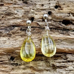 Gule glas dråbe ørestikker. – produktbillede