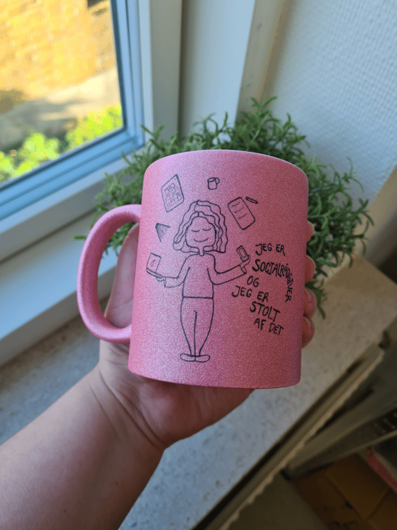 Krus: Jeg er socialrådgiver og jeg er stolt af det Pink Glimmer