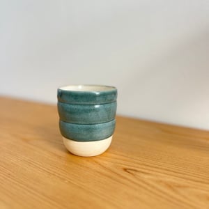 Grå bølget kop – produktbillede