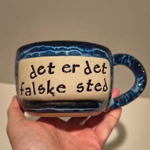 det er det falske sted - kop  – produktbillede