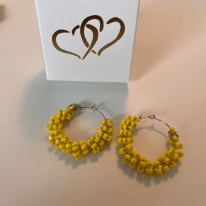 Gule perler snoet om creolen – produktbillede