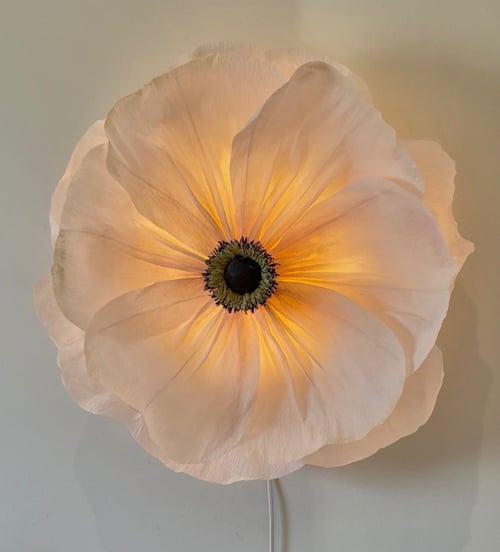 Stor blomst formet lampe med bløde, hvide kronblade der lyser varmt indefra. (1)