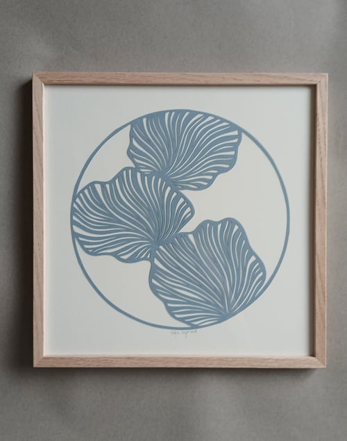 30x30cm papercut, støvet blå, indrammet 