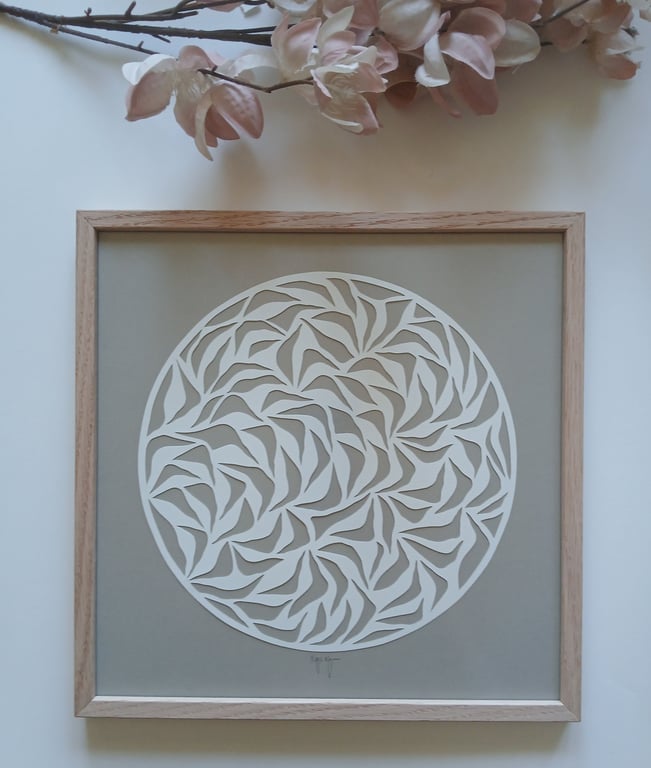 30x30cm papercut, beigegrå, indrammet 