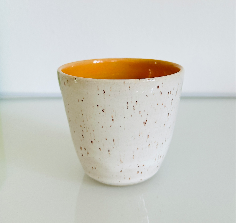 Krus i gråhvid med nister og orange