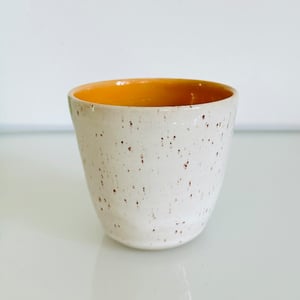 Krus i gråhvid med nister og orange – produktbillede