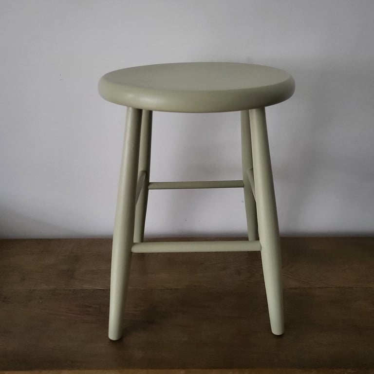 Taburet i støvet grøn