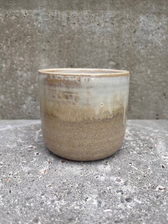 Sandfarvet krus. 330 ml.  H: 7,5 cm billede 3