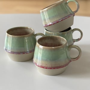 Kop, kantet, lys grøn/meleret rød – produktbillede