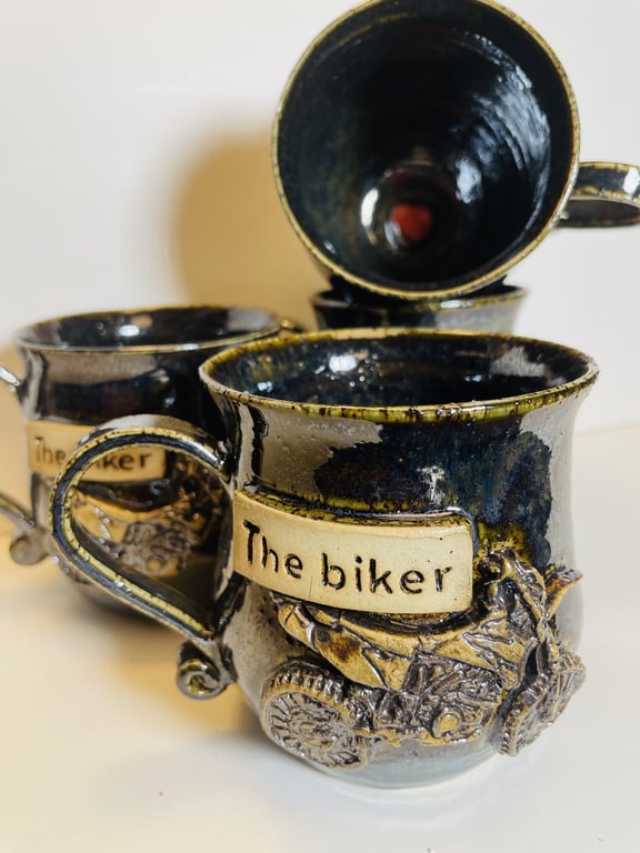Sortglaserede keramikkrus med påskriften "The biker" og relief af en motorcykel.