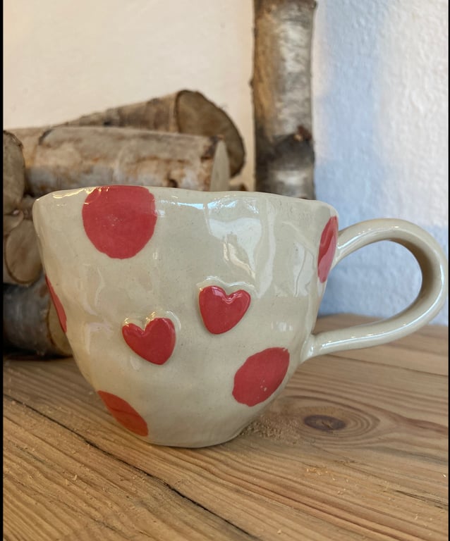 Krus med to røde hjerter og store dots.