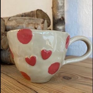 Krus med to røde hjerter og store dots. – produktbillede