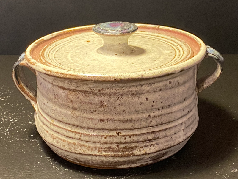 Kartoffelkrukke m. låg. Lys glasur på mørk ler