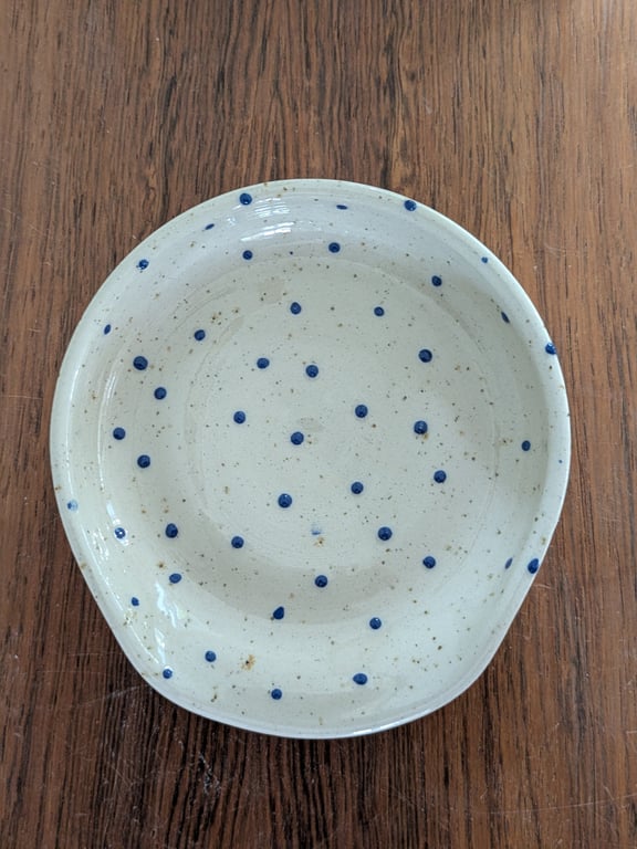 Spoon rest med blå prikker 