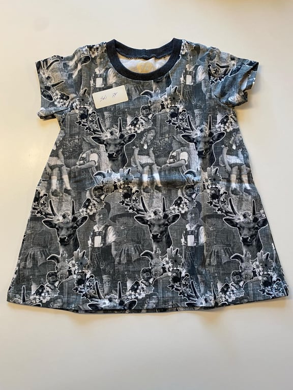 Kjole med korte ærmer. Størrelse 74