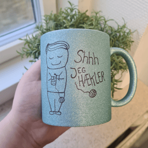 Krus: shhh jeg hækler (kort hår) Lys blå Glimmer – produktbillede