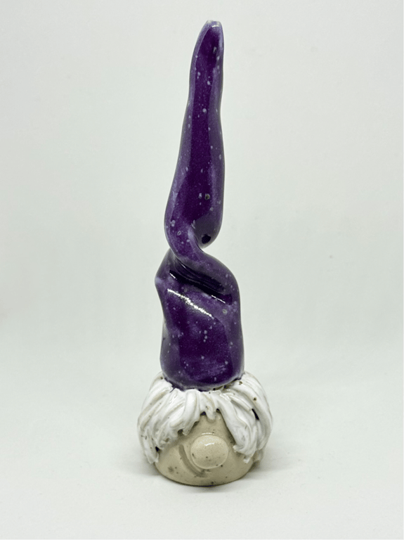 Nisse med lilla hue og hvidt hår