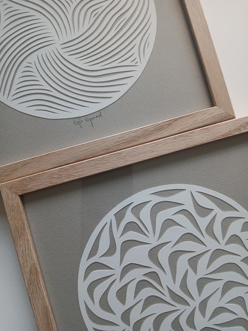 20x20cm papercut, beigegrå, indrammet 