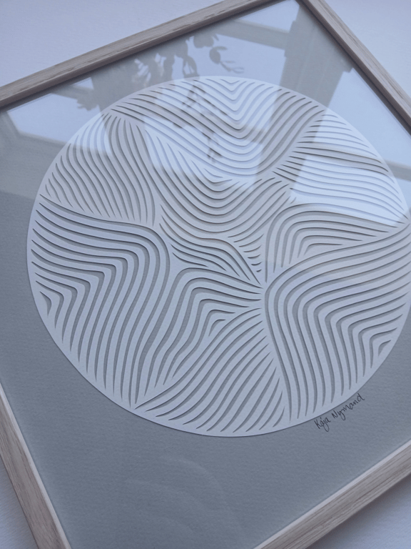 30x30cm papercut, beigegrå, knækket hvid, Indrammet (2)