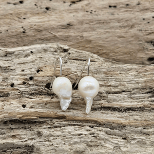 Ørekroge med baroque ferskvandsperler. – produktbillede