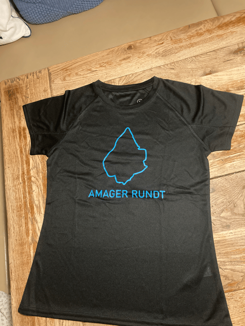 T-shirts unisex sort med blå logo (1)