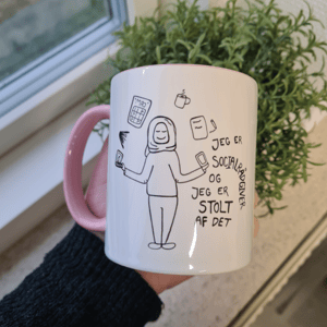 Krus: Jeg er socialrådgiver og jeg er stolt af det (tørklæde) Rosa – produktbillede