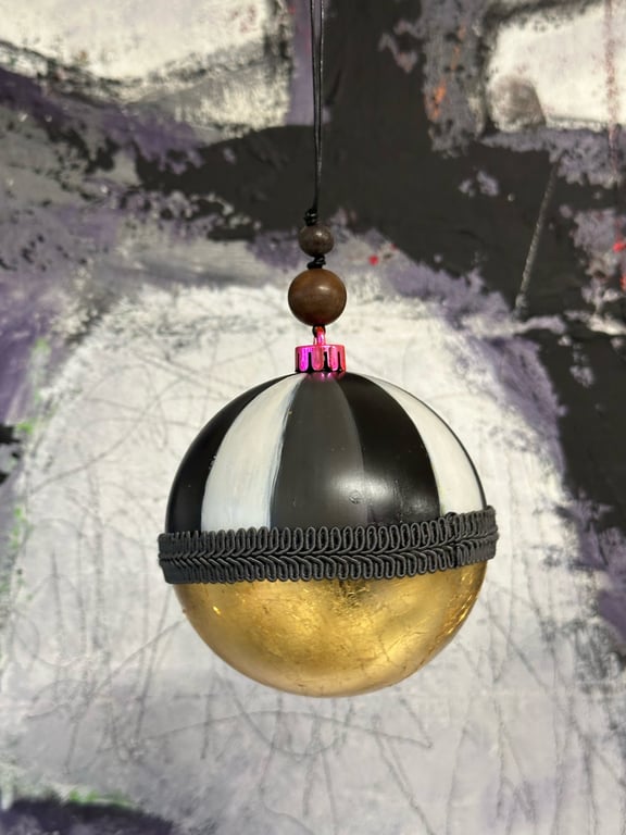 JULEKUGLE 2025 sort/hvid/grå med bladguld no.6