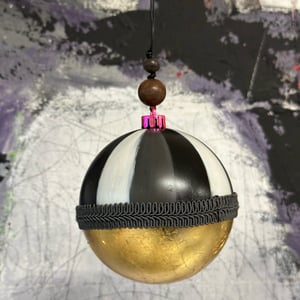 JULEKUGLE 2025 sort/hvid/grå med bladguld no.6 – produktbillede