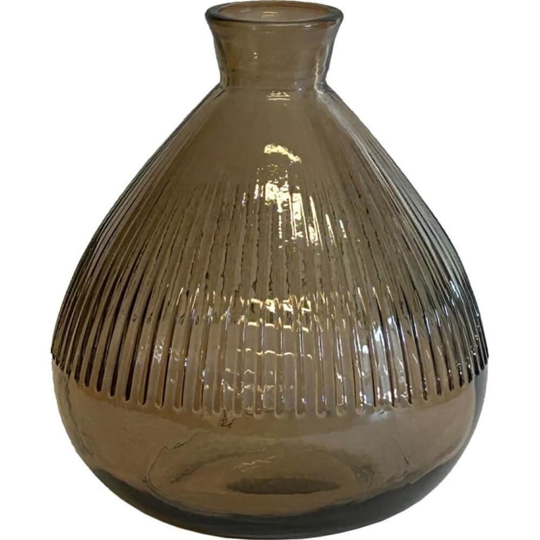 Brun, glat glasvase med bred bund og smal åbning, dekoreret med vertikale linjer.