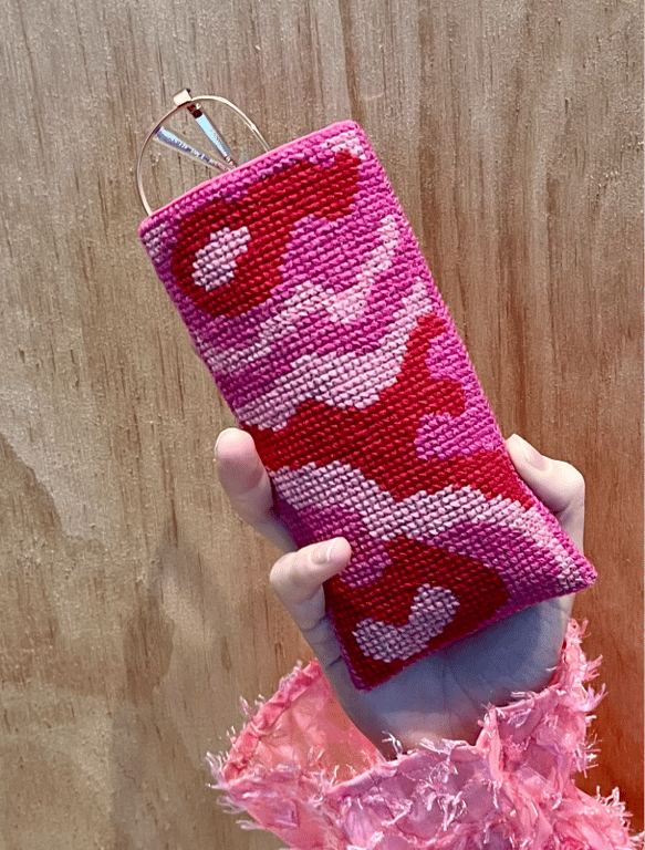 Pink waves brilleetui 2023-2 Str. 8,5 x 16,5 cm.