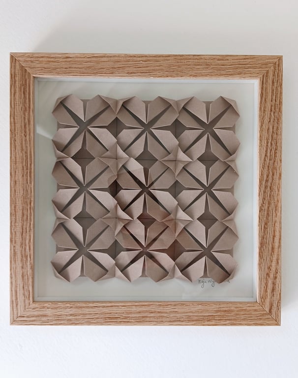 20x20cm foldet papirværk, nougat, indrammet 