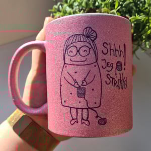 Krus: shhh jeg strikker Pink Glimmer – produktbillede