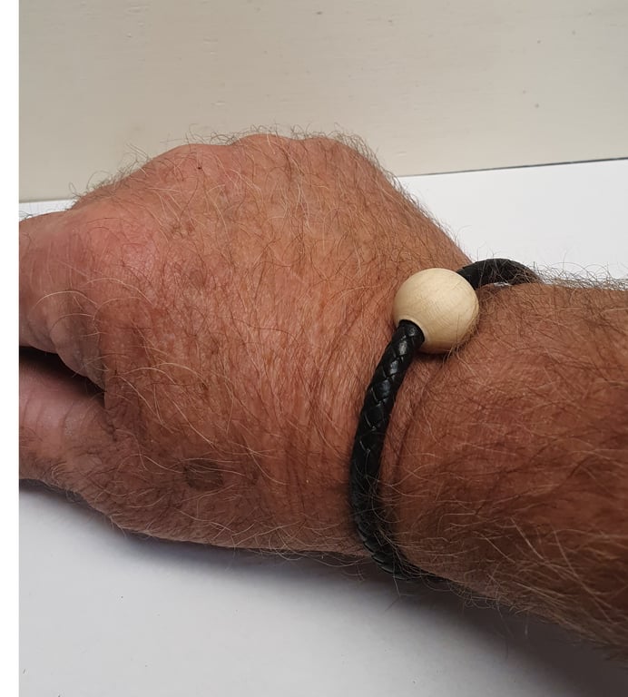 Armbånd i flettet læder og poleret ahorn. Magnet lukke. 
