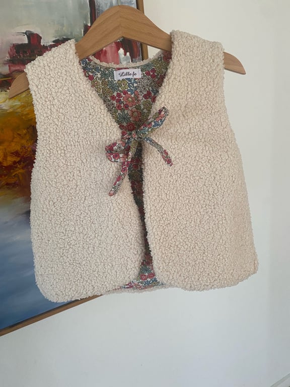 Vest med blomster str 104