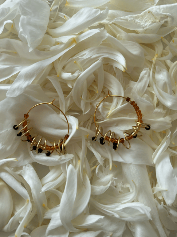 Creoler med brun orange og sorte perle med snoet kobbertråd. 