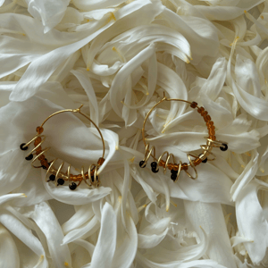 Creoler med brun orange og sorte perle med snoet kobbertråd.  – produktbillede