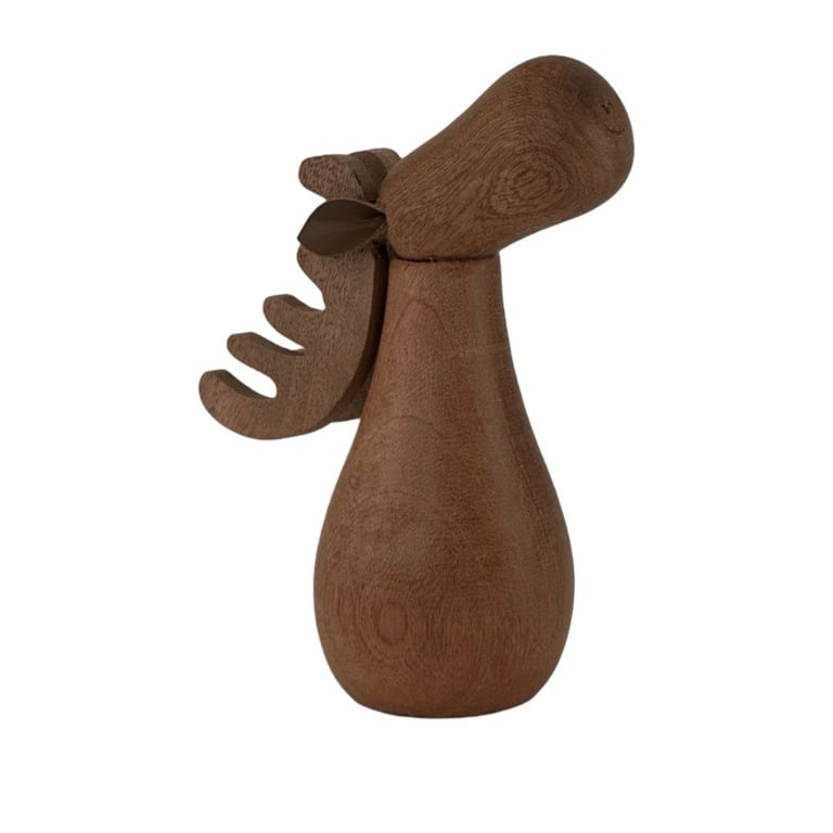 Træfigur af en elg med forenklet og stiliseret form, lavet af mørkt træ.