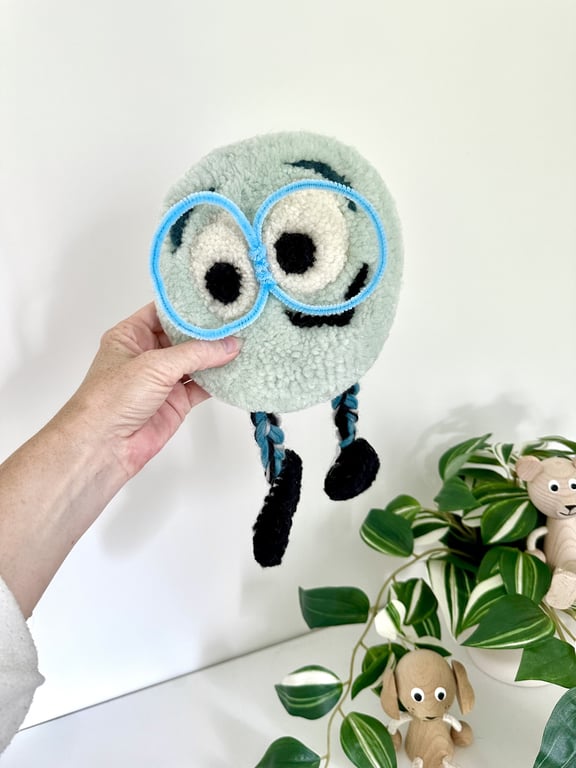 Tuftet vægophæng i uld – Håndlavet til børneværelset 