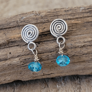 Turkis krystal ørestikker. – produktbillede
