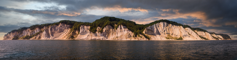 Møns klint i panorama set fra Østersøen en smuk sommer eftermiddag billede 2