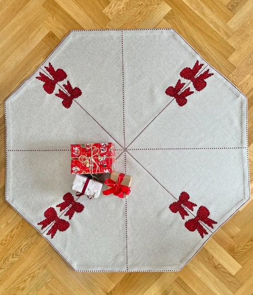 Sløjfer ottekantet - juletræstæppe 2028-7                           Str. Ø 138 cm.