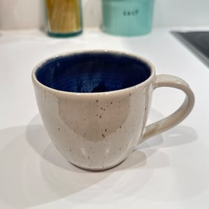 Kop råhvid med nister, safirblå effekt #4 – produktbillede