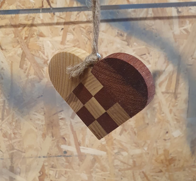 &quot;Flettet&quot; julehjerte i lyst og mørkt træ